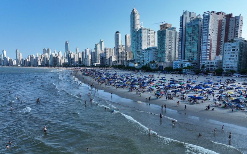 Imagem panorâmica da Praia Central de Balneário Camboriú em um dia ensolarado