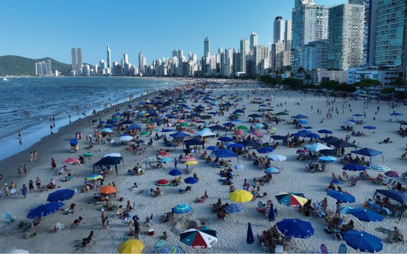 Praia Central de Balneário Camboriú em dia ensolarado, com muitos banhistas