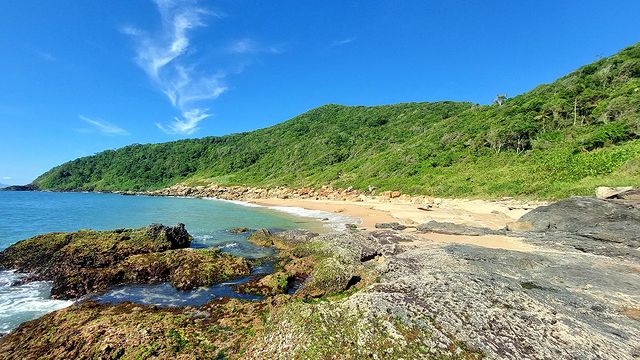 Praia do Lucas fica ao lado da Praia Vermelha em Penha – Foto: PMP/Divulga&ccedil;&atilde;o