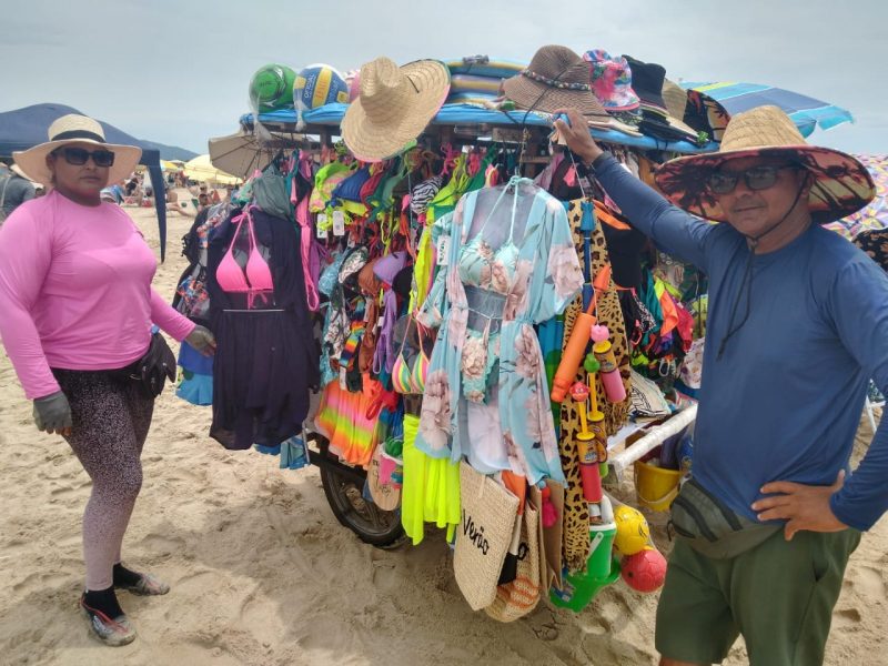 Claudia e Marcos aguardam a chegada dos turistas – Foto: Nicolas Hor&aacute;cio/ND
