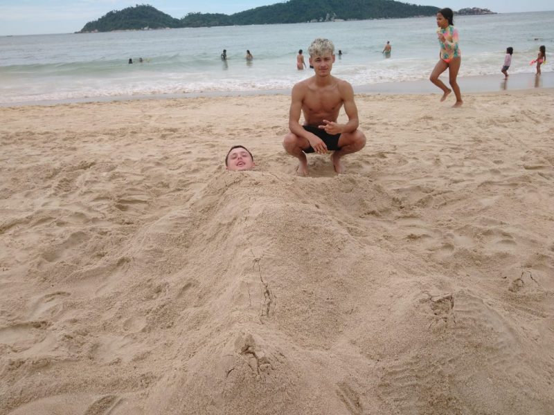 Victor recebeu a miss&atilde;o de enterrar o amigo ingl&ecirc;s William na areia – Foto: Nicolas Hor&aacute;cio/ND