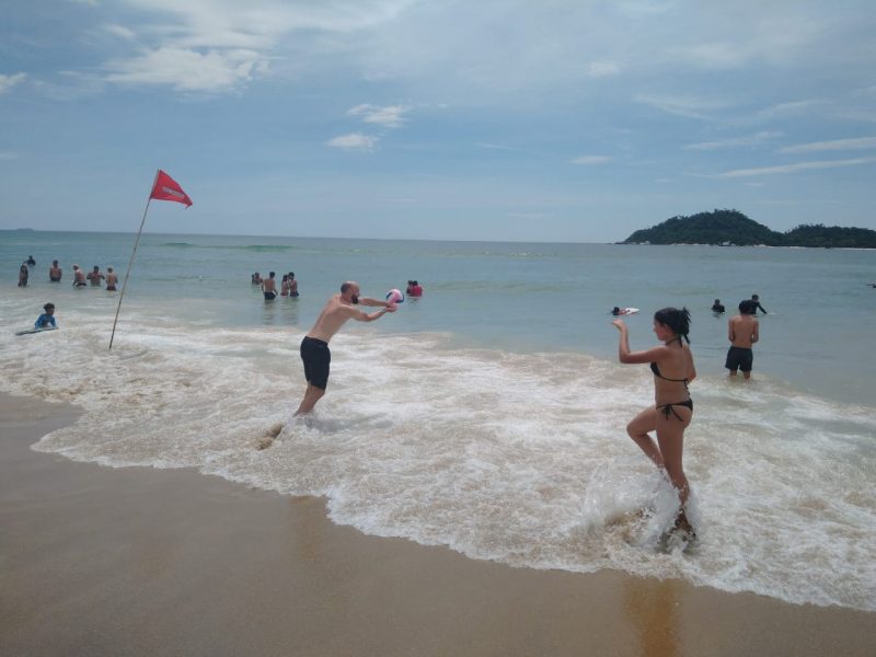 Adavilson aproveitou para jogar v&ocirc;lei com a filha Luise – Foto: Nicolas Hor&aacute;cio/ND