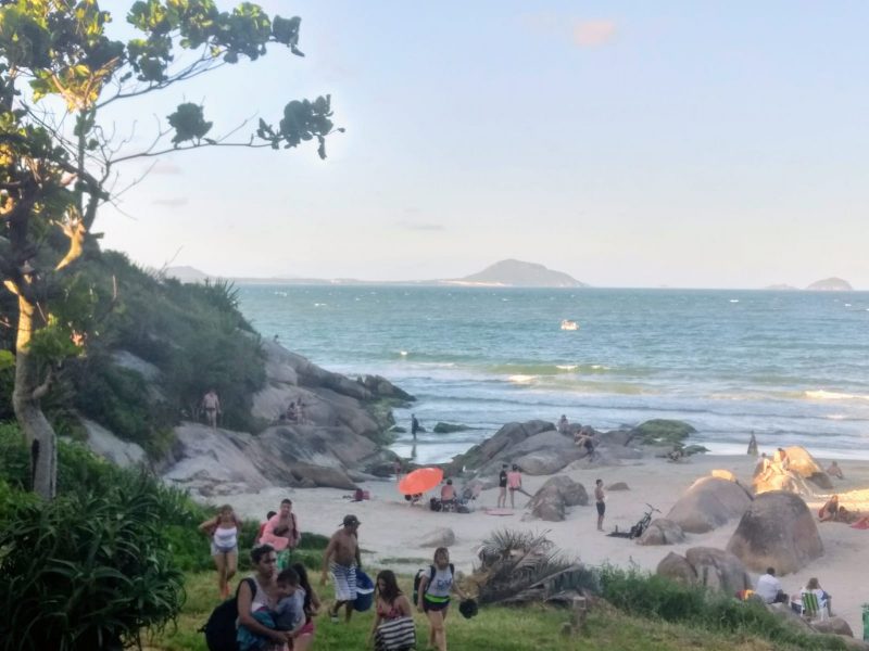 Com pouca extens&atilde;o e entre morros da Barra da Lagoa, a Prainha &eacute; um pequeno para&iacute;so em Florian&oacute;polis – Foto: Patricia Stahl Gaglioti/ShowMe