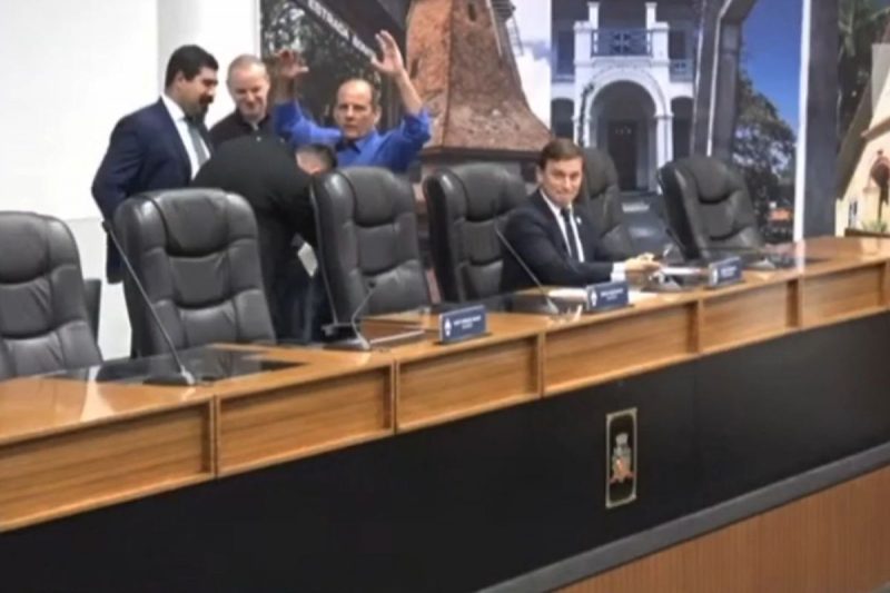 Presidente da câmara foi flagrado ao vivo 