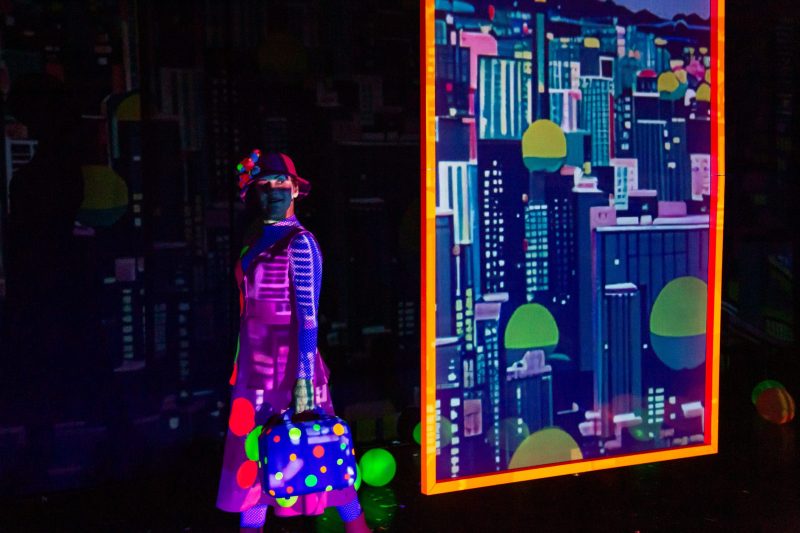 Atriz Denize da Luz protagoniza “A maravilhosa princesas das bolinhas”, novo espet&aacute;culo da T&eacute;spis Cia de Teatro, no final de semana, em Itaja&iacute; – Foto: Sarah Uriarte/Divulga&ccedil;&atilde;o