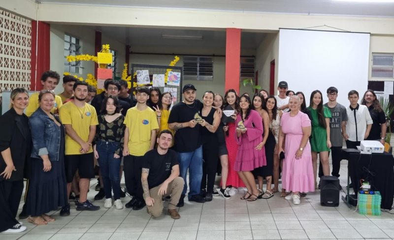 Com projeto musical “Somos tão Jovens”, estudantes do Ensino Médio discutem desafios enfrentados durante a adolescência