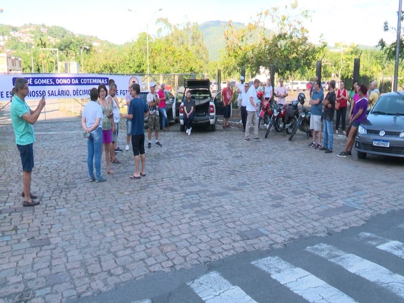 Trabalhadores da Coteminas cobram pagamento de sal&aacute;rio, FGTS e 13&ordm; terceiro – Foto: Reprodu&ccedil;&atilde;o/NDTV