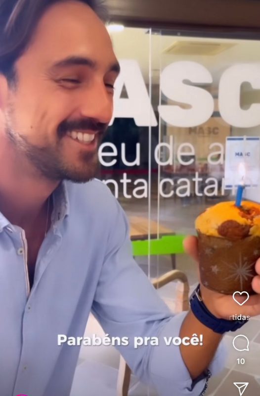 Jornalista Marciano Diogo levou um bolo ao CIC em protesto ao fechamento do Museu de Arte de Santa Catarina (Masc) que completa um ano no dia 20 de dezembro – Foto: Marciano Diogo/Divulga&ccedil;&atilde;o