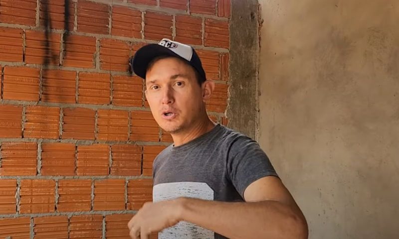 Pedreiro mostra parede no tijolo, que receberá placas 3D