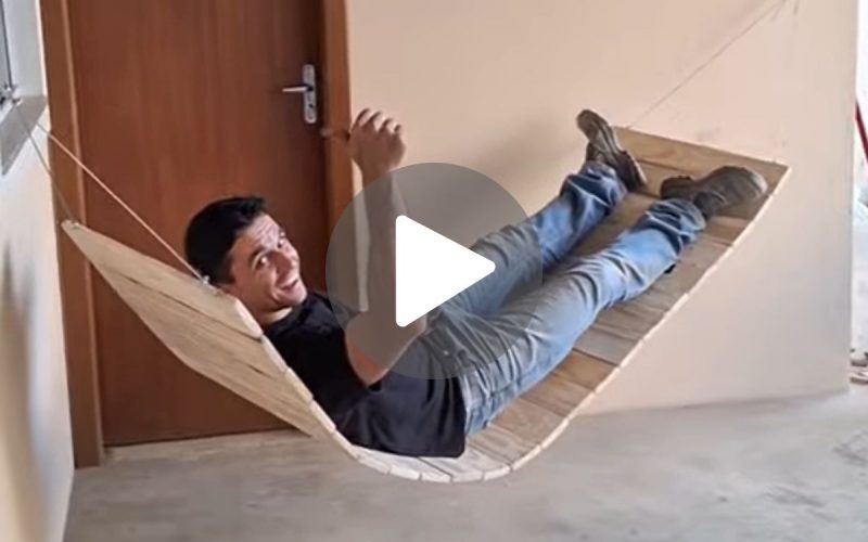 Frame de vídeo em que pedreiro ensina como fazer uma rede de descanso de madeira