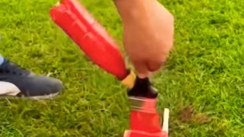 Pintor segurando pincel com tinta vermelha para pintar madeira