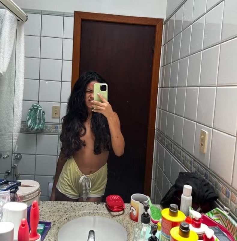 Atriz Bella Campos fez uma selfie de topless no espelho