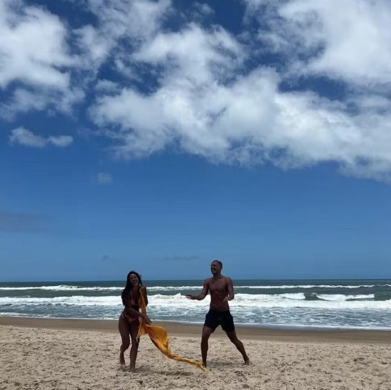 Bella Campos se diverte em praias de Florianópolis com amigos