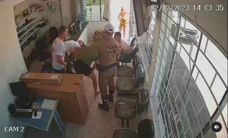 Policiais salvam criança de 3 anos de afogamento em São Francisco do Sul