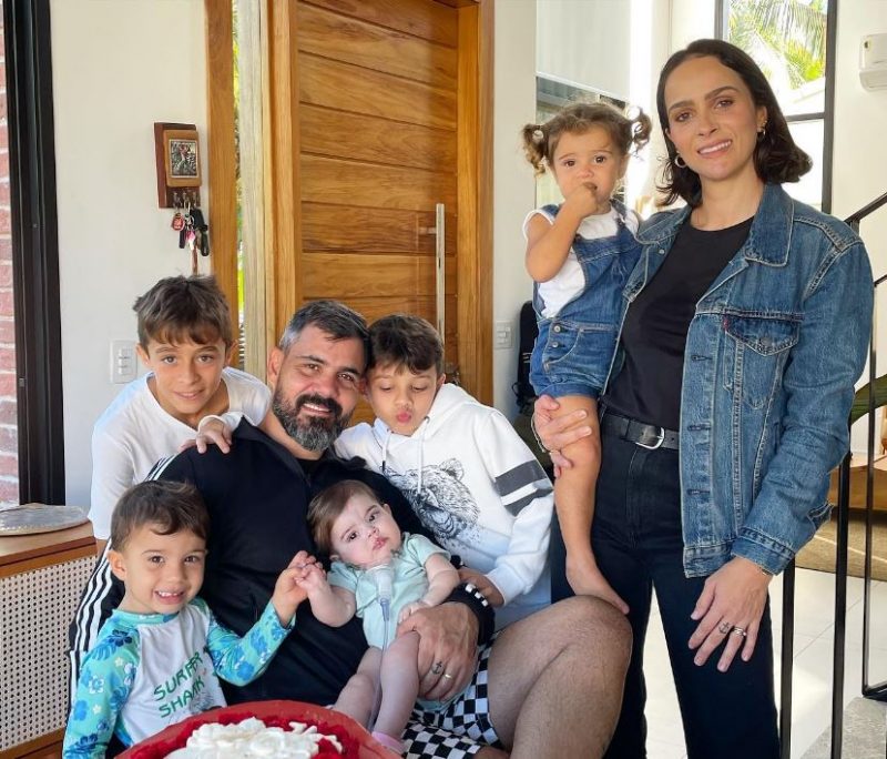 O casal Juliano e Let&iacute;cia Cazarr&eacute; com os 5 filhos – Foto: Reprodu&ccedil;&atilde;o Instagram