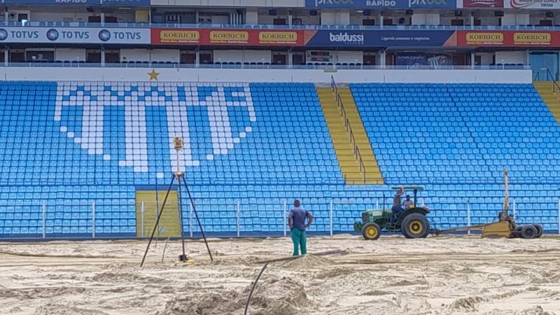 Obra no gramado da Ressacada com novo sistema de drenagem e irriga&ccedil;&atilde;o – Foto: Alceu Atherino/Ava&iacute; FC