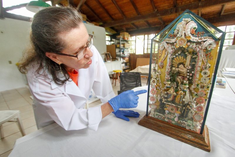 Restauradora Sara Fermiano recuperou e recolocou no lugar as pequenas conchas que decoram a obra