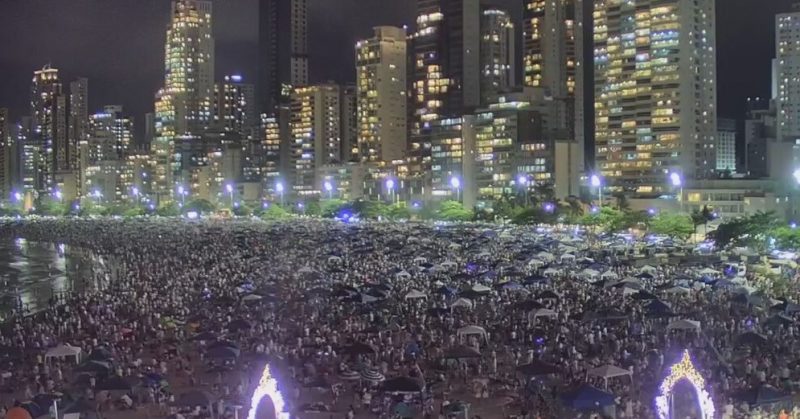 Câmera de segurança da Praia Central mostrando orla de Balneário Camboriú lotada para o Réveillon