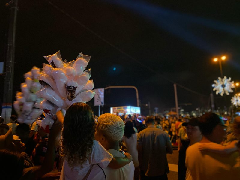 Beira-Mar Norte em Florian&oacute;polis lotada para atra&ccedil;&otilde;es do R&eacute;veillon 2024 – Foto: LAURA MACHADO/ND