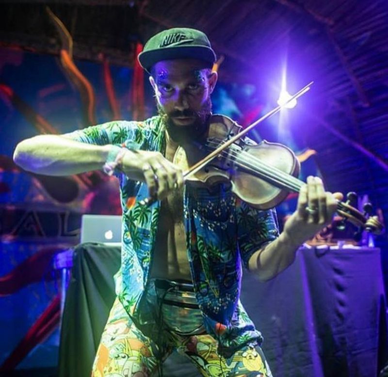 Agenda cultural: Violinista Rick O&rsquo;Connor &eacute; uma das atra&ccedil;&otilde;es do projeto O P&aacute;ssaro Vermelho, nessa sexta-feira. – Foto: Divulga&ccedil;&atilde;o