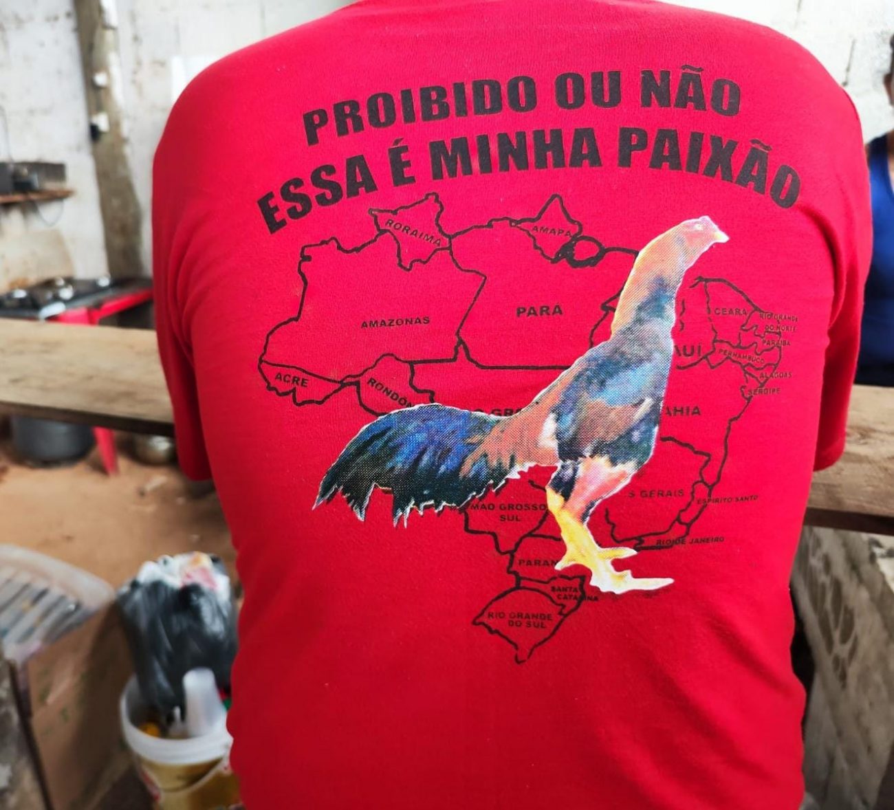 The man watching the fight was wearing a T-shirt promoting the practice - PMA/Reproduction/ND