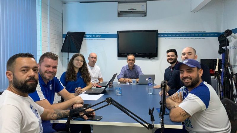 Rodrigo Florenzano (ao centro) com os profissionais da comunica&ccedil;&atilde;o e marketing – Foto: Ava&iacute; FC/Divulga&ccedil;&atilde;o/ND