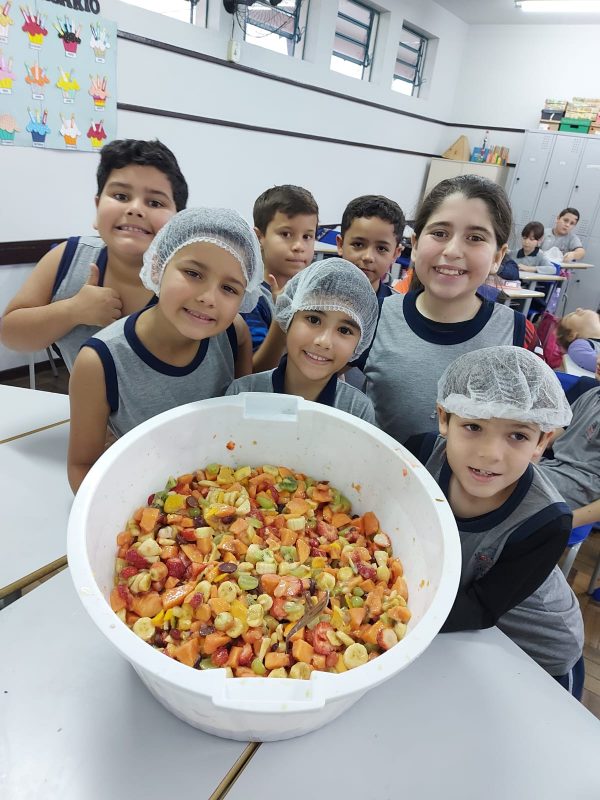 A salada de frutas foi uma forma de compreender, na prática, como seguir uma receita, um gênero textual estudado pela turma