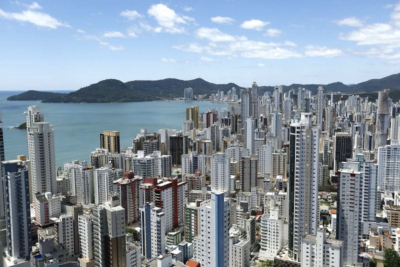 Vista panorâmica de Balneário Camboriú durante dia ensolarado