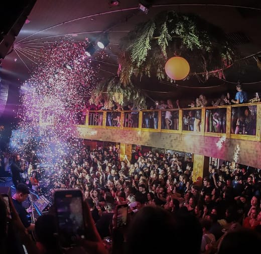 Imagem panorâmica da SHED, em Balneário Camboriú, lotada em uma noite de shows