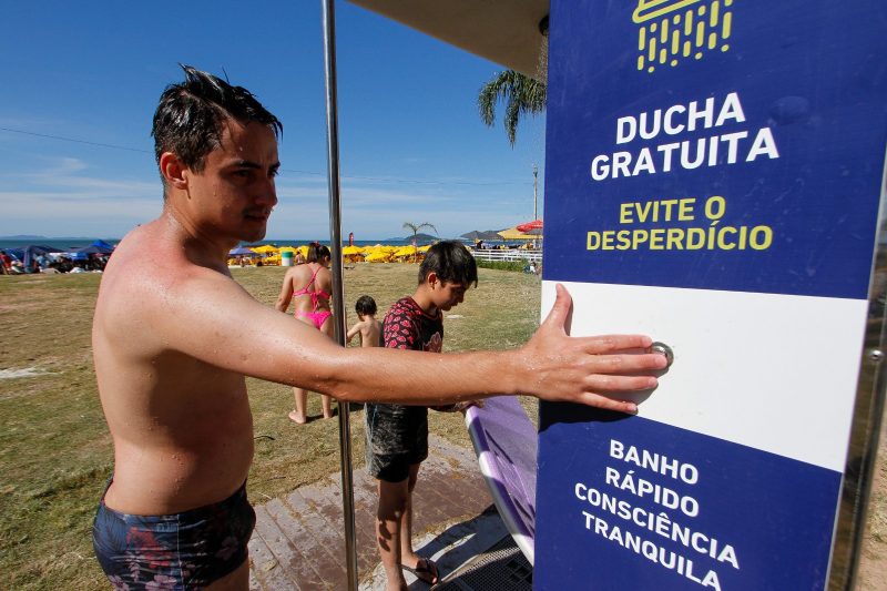 Sidnei teve dificuldade de encontrar uma ducha que&nbsp;funcionasse em praia de Florian&oacute;polis – Foto: LEO MUNHOZ/ND
