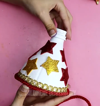 Decoração natalina fácil usando garrafa pet e EVA - Foto: ValdireneOliveira/Reprodução/ND