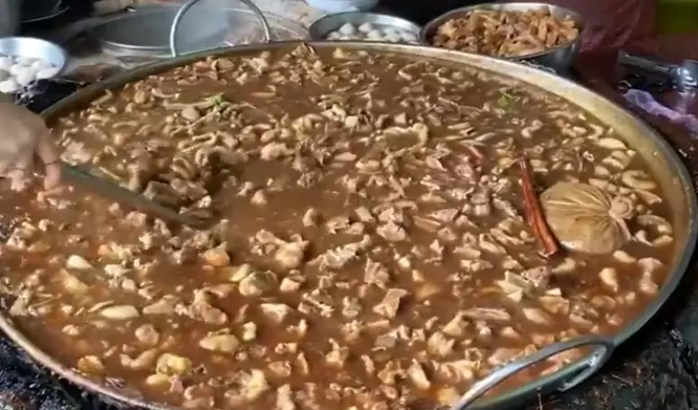 Sopa mais antiga do mundo é feita há 45 anos e cria 'crostas' ao redor: 'nós provamos'