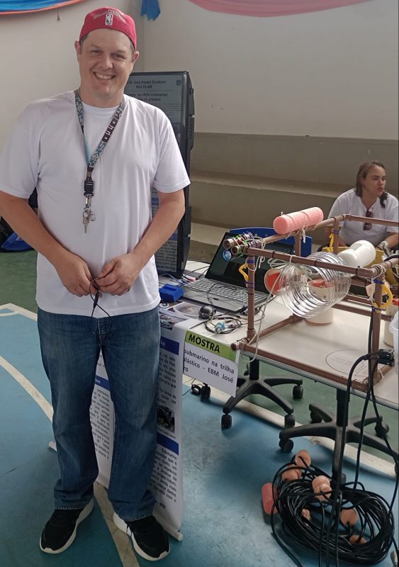 O professor Luciano exp&ocirc;s no Techday o Jubileu, projeto criado com estudantes da Escola B&aacute;sica Municipal Jos&eacute; Amaro Cordeiro. &nbsp;– Foto: Guilherme Xavier/Divulga&ccedil;&atilde;o/its Teens