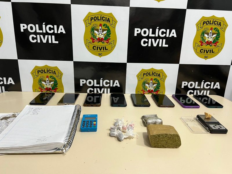 When two suspects were detained during the operation, a notebook was found with notes about the payment of a “tithe” that allows drugs to be sold in certain areas of the city. 