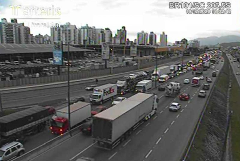 Trânsito na BR-101 após carro pegar fogo