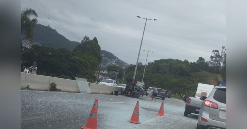 O tr&acirc;nsito na SC-401 ficou turbulento ap&oacute;s um caminh&atilde;o que carregava vidro tombar – Foto: GMF/Divulga&ccedil;&atilde;o/ND