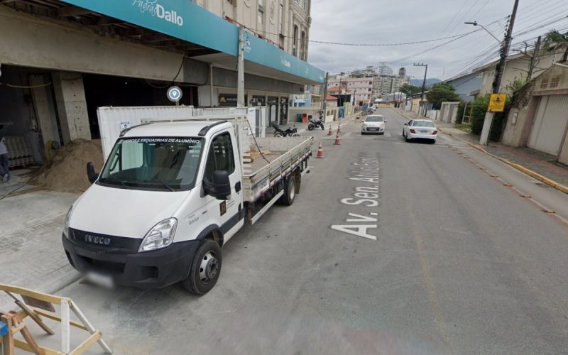 Imagem do Google Street View mostrando o trânsito de carros em via de Porto Belo