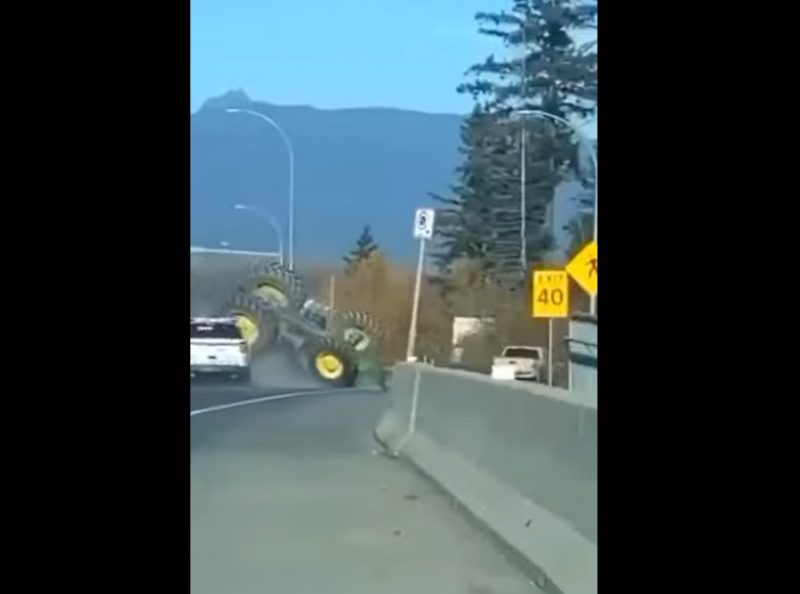 No vídeo, um Ford Explorer da polícia tenta interceptar um trator John Deere de grande porte