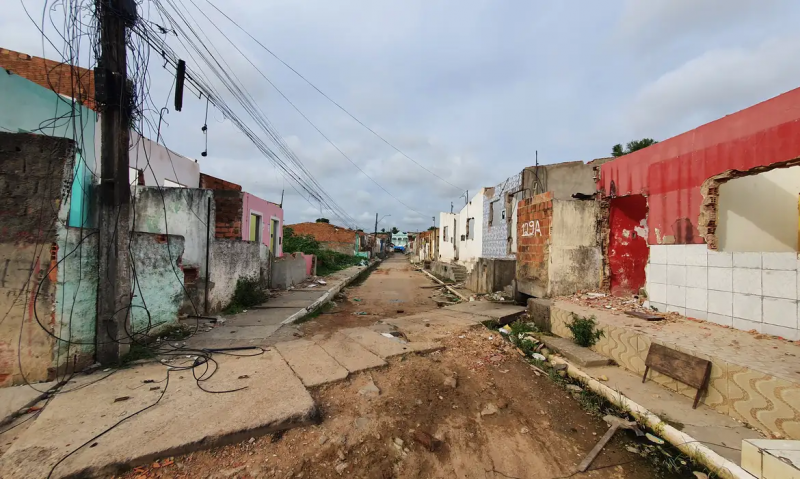 Cidade de Maceió após remores como consequência da extração de sal-gema - Na foto é possível ver residências destruídas e fios de um poste caídos no chão