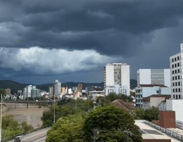 Registro da chegada da trovoada foi compartilhado nas redes sociais pelo prefeito de Blumenau, Mário Hildebrandt