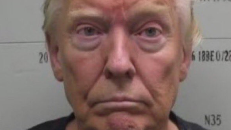 Former US President Donald Trump has been the subject of several AI-generated images of him at the time of his arrest.  One of them is the one that has spread on the Internet.  Despite millions of views, the confusing letters in the background indicate that the image is fake.  – Photo: NewsSky/Disclosure/ND