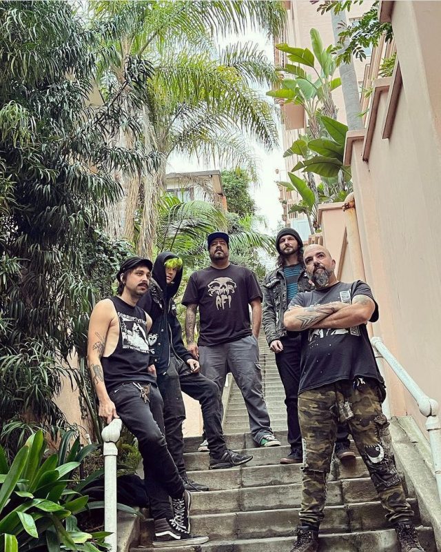 O guitarrista de Floripa, Uirá Medeiros (no alto, ao centro da foto), passou a integrar a banda norte-americana Public Serpents &#8211; Foto: Divulgação
