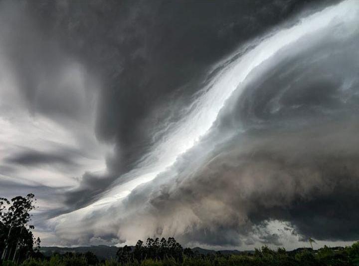 Último fim de semana do ano promete agitar clima em SC com calor de 40ºC e temporais