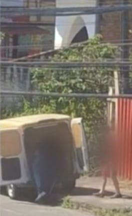 Van dos Correios foi flagrada realizando descarte irregular