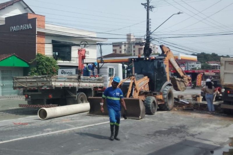 Reparos após vazamento na rede de água de Joinville