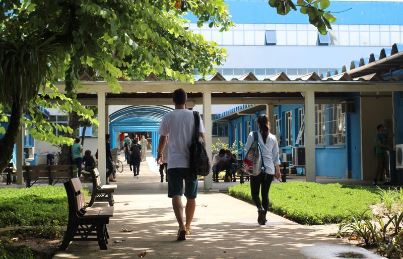 Alunos caminhando pelo campus para aplicar no vestibular