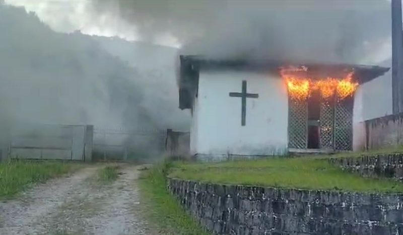 VÍDEO: Capela Mortuária de igreja pega fogo em Biguaçu 