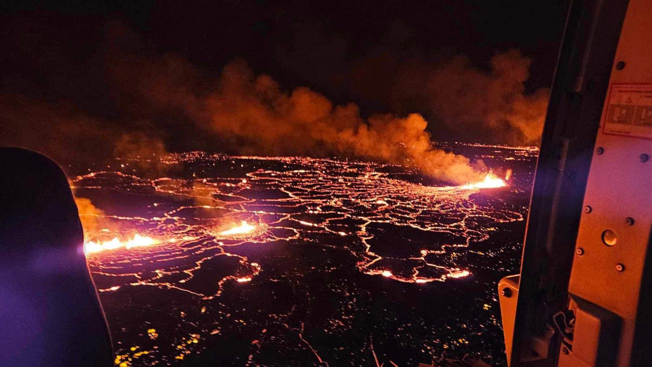 Na imagem aparece o vulcão na Islândia que entrou em erupção na noite desta segunda-feira