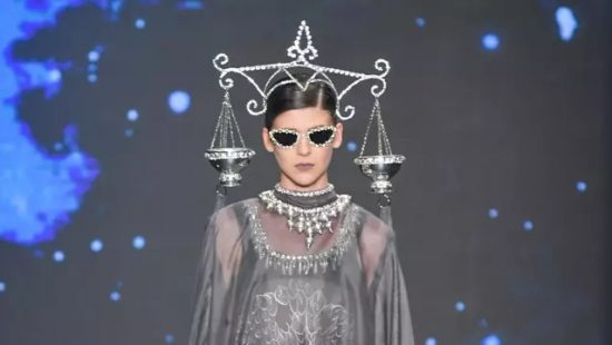 Gêmeas Olsen são detonadas na web por proibirem fotos em desfile da The Row  na PFW