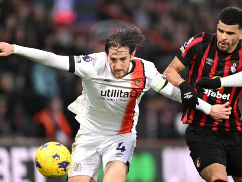 Zagueiro do Luton sofre parada cardíaca em campo e jogo da Premier